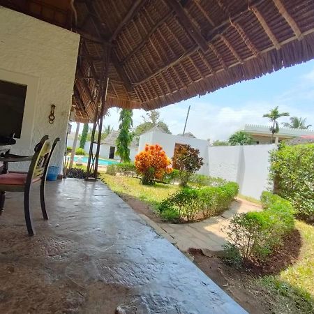Miwa Holiday Resort Диани-Бич Экстерьер фото