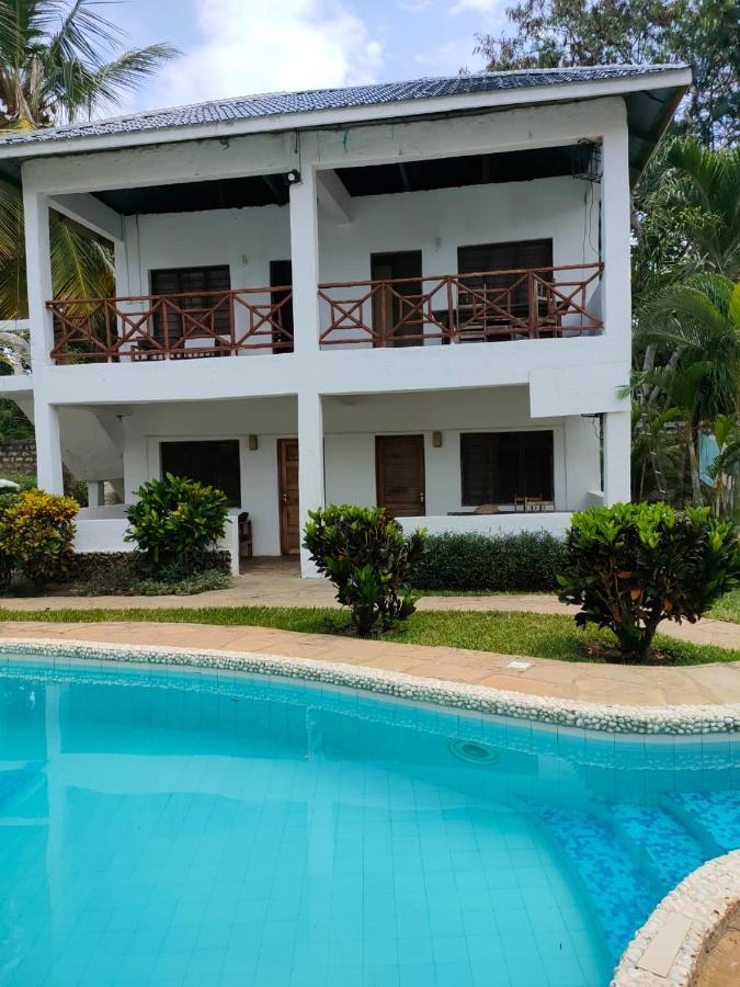 Miwa Holiday Resort Диани-Бич Экстерьер фото