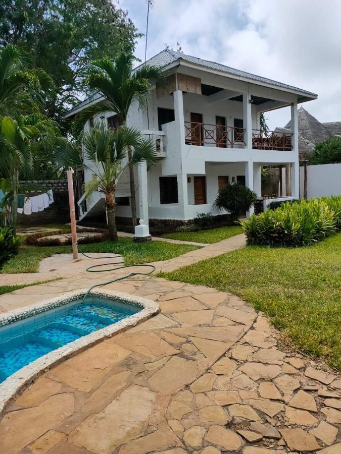 Miwa Holiday Resort Диани-Бич Экстерьер фото